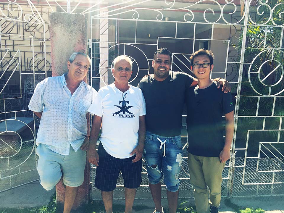 西恩富戈斯房东合影
