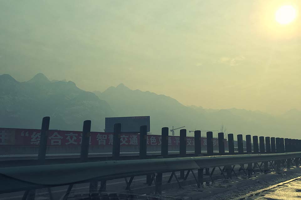高速路旁的华山